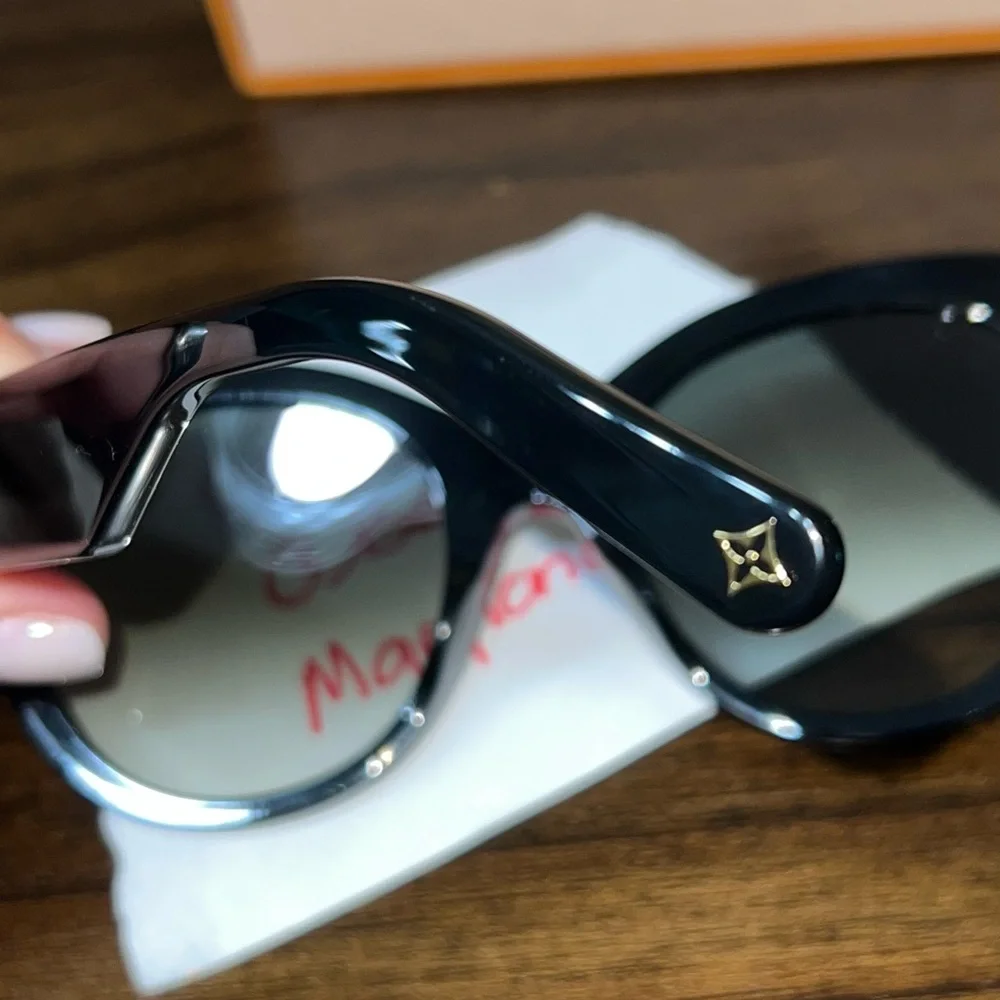 Louis Vuitton Flower Edge Round Sunlglasses - Picture 11 of 14